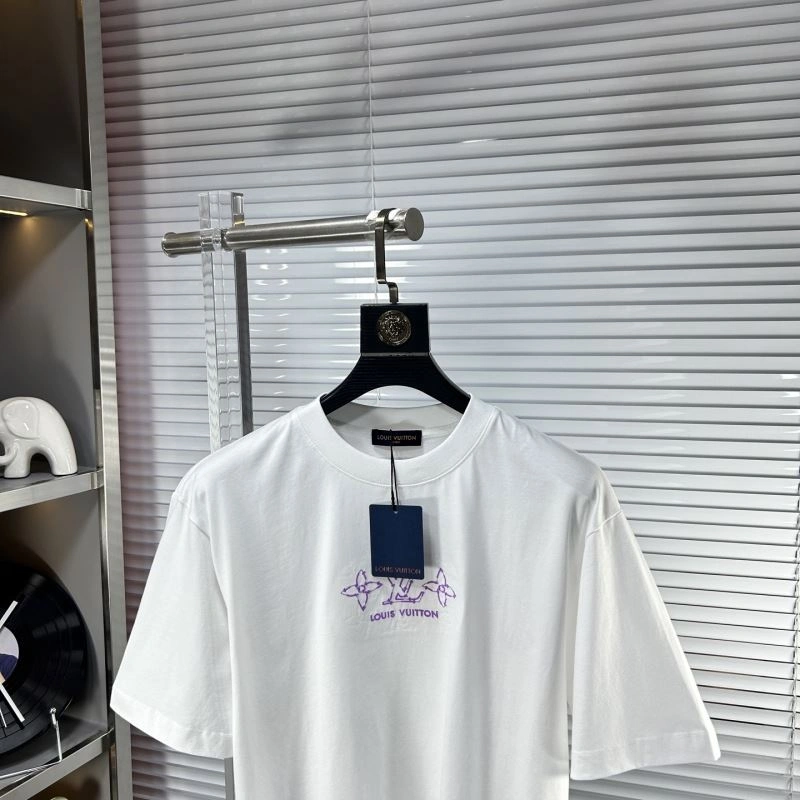 Snug Louis Vuitton T-Shirts 134168