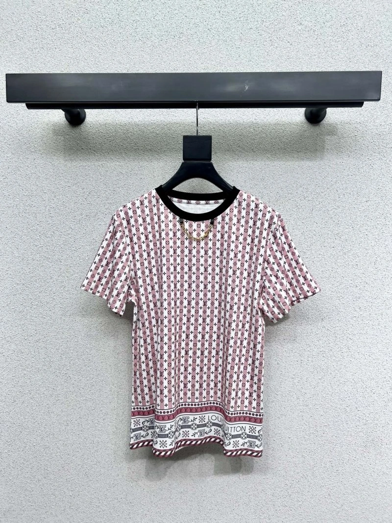 Sporty Louis Vuitton T-Shirts 131322