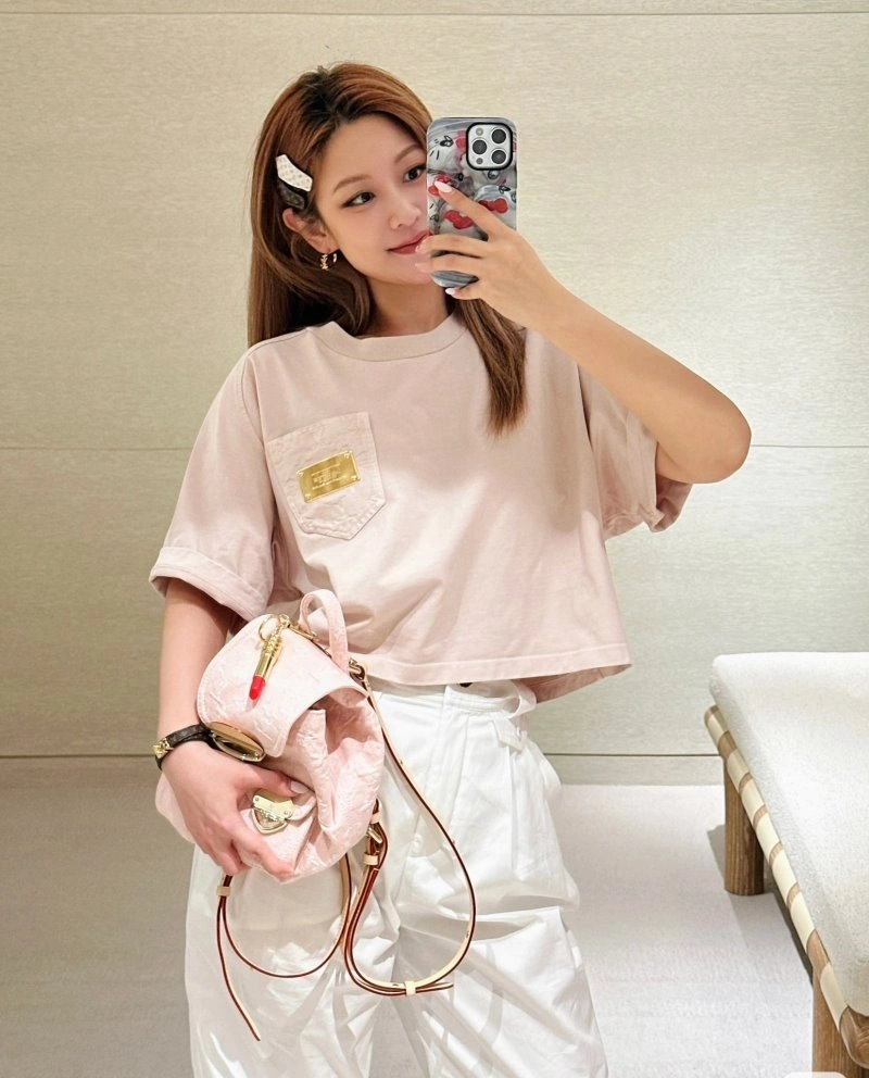 Premium Louis Vuitton T-Shirts 131197