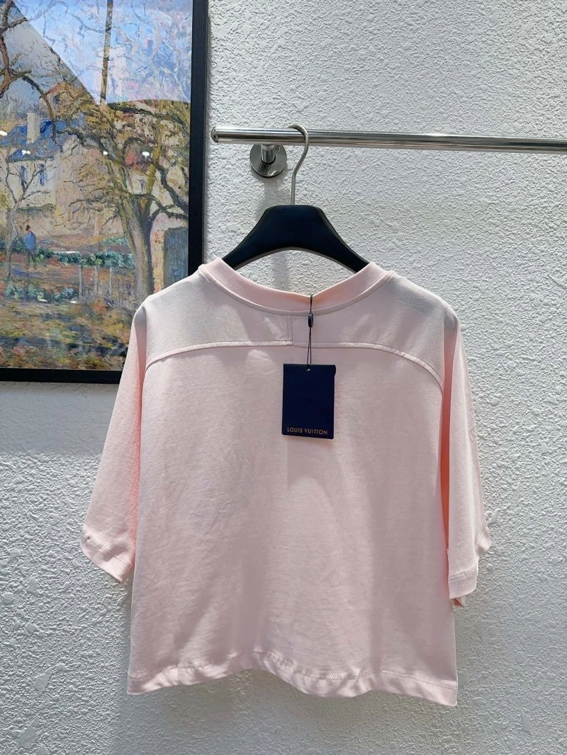 Premium Louis Vuitton T-Shirts 131197