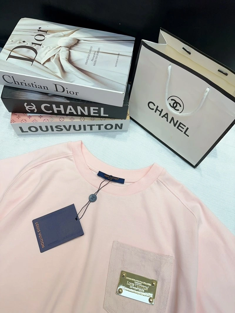 Premium Louis Vuitton T-Shirts 131197