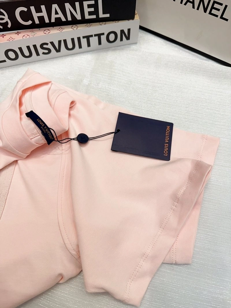 Premium Louis Vuitton T-Shirts 131197
