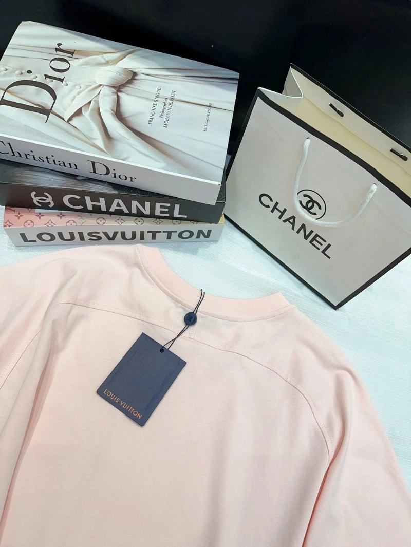 Premium Louis Vuitton T-Shirts 131197