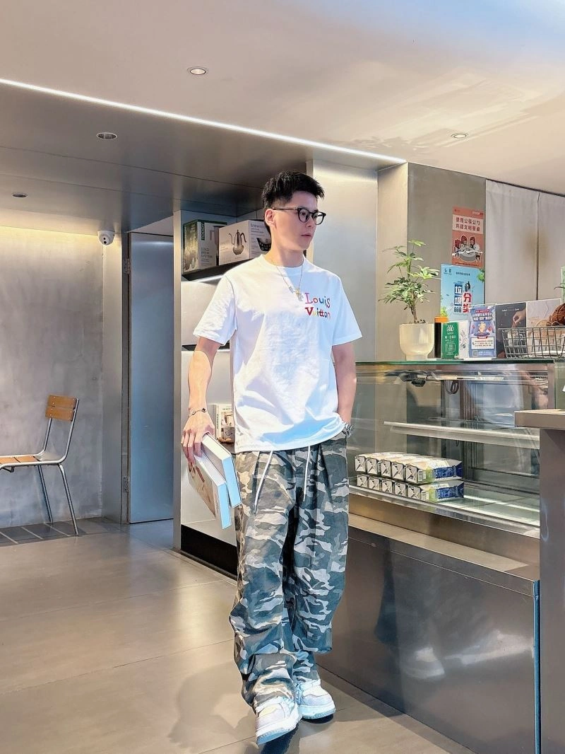 Unisex Louis Vuitton T-Shirts 133623