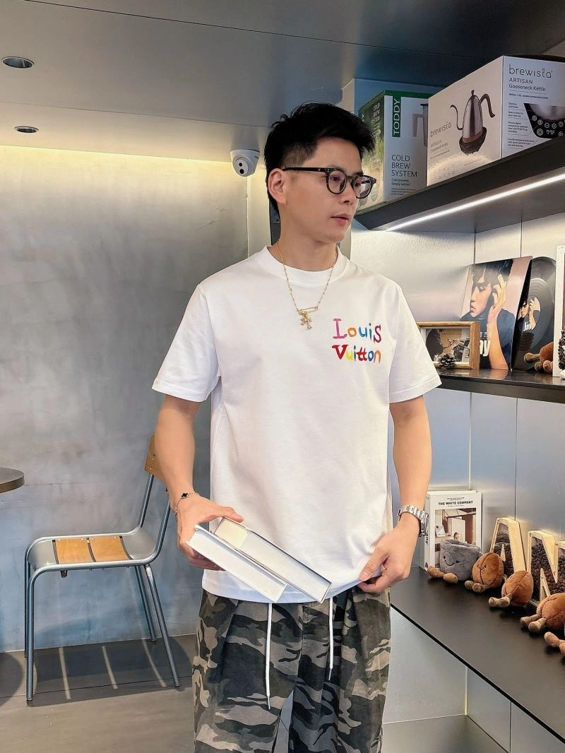 Unisex Louis Vuitton T-Shirts 133623