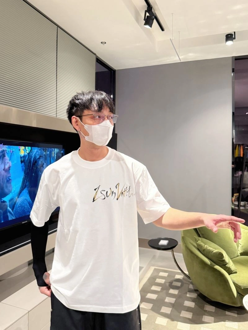 Louis Vuitton T-Shirts Elegant 133555