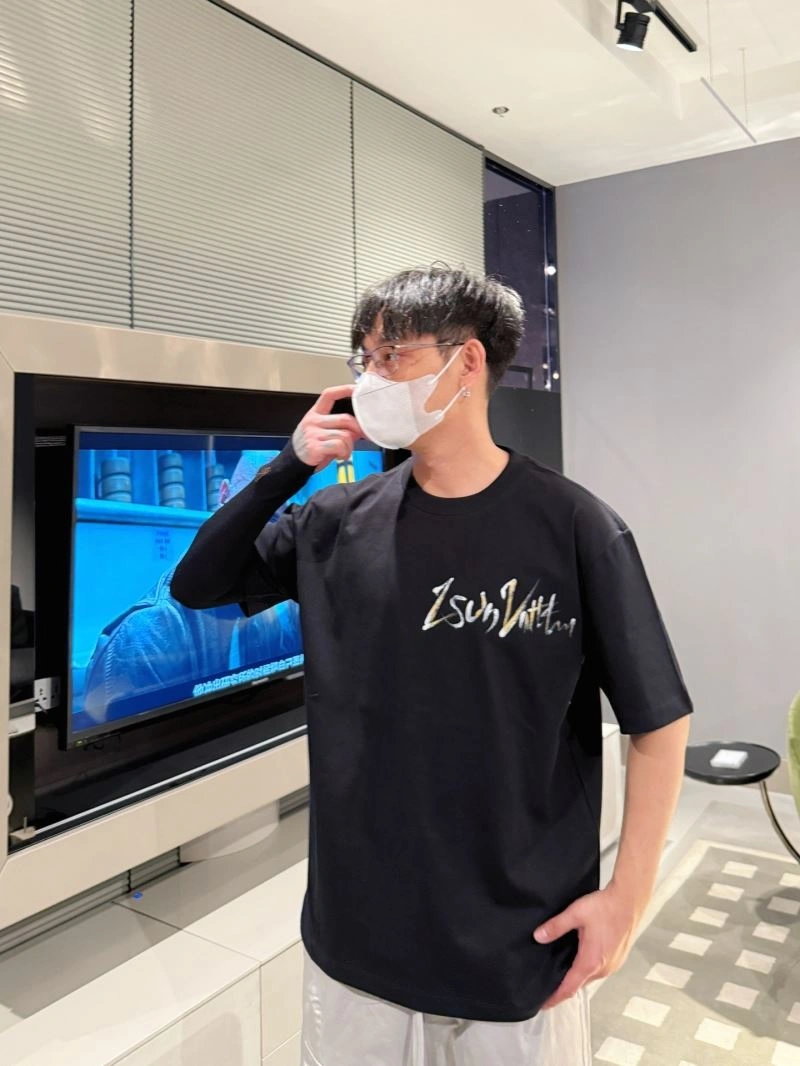 Premium Louis Vuitton T-Shirts 133556