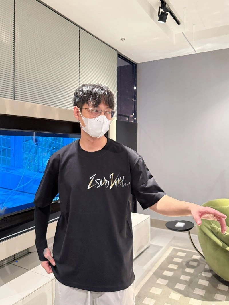 Premium Louis Vuitton T-Shirts 133556