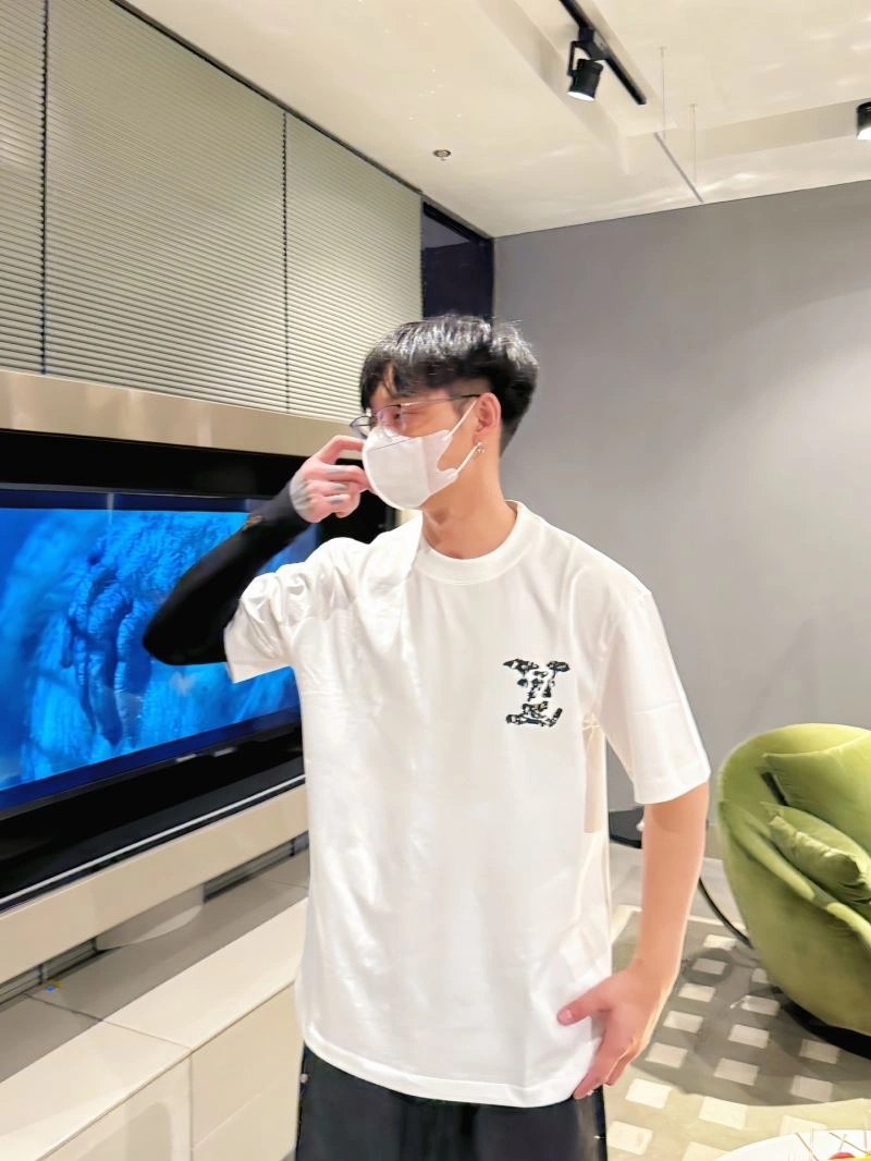 Premium Louis Vuitton T-Shirts 133554