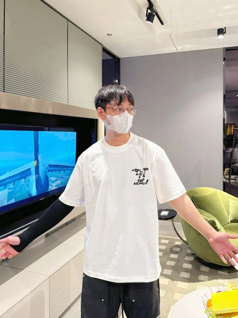 Premium Louis Vuitton T-Shirts 133554