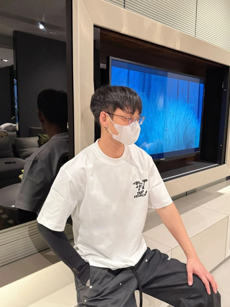 Premium Louis Vuitton T-Shirts 133554