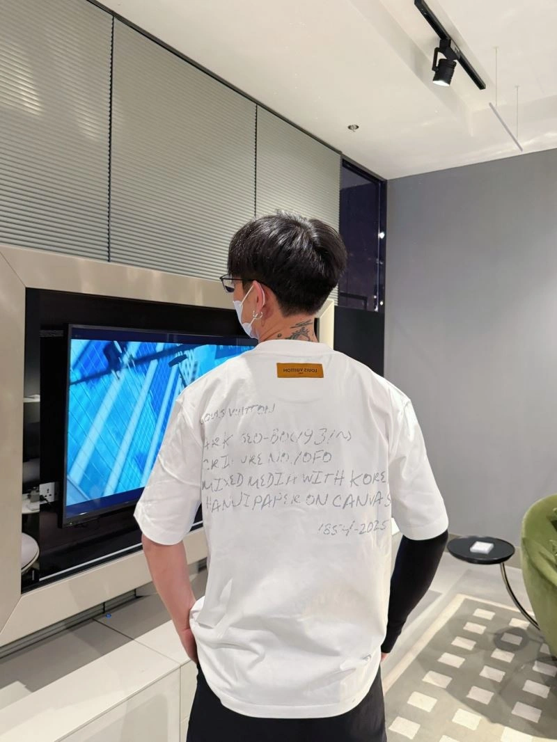 Effortless Louis Vuitton T-Shirts 133531