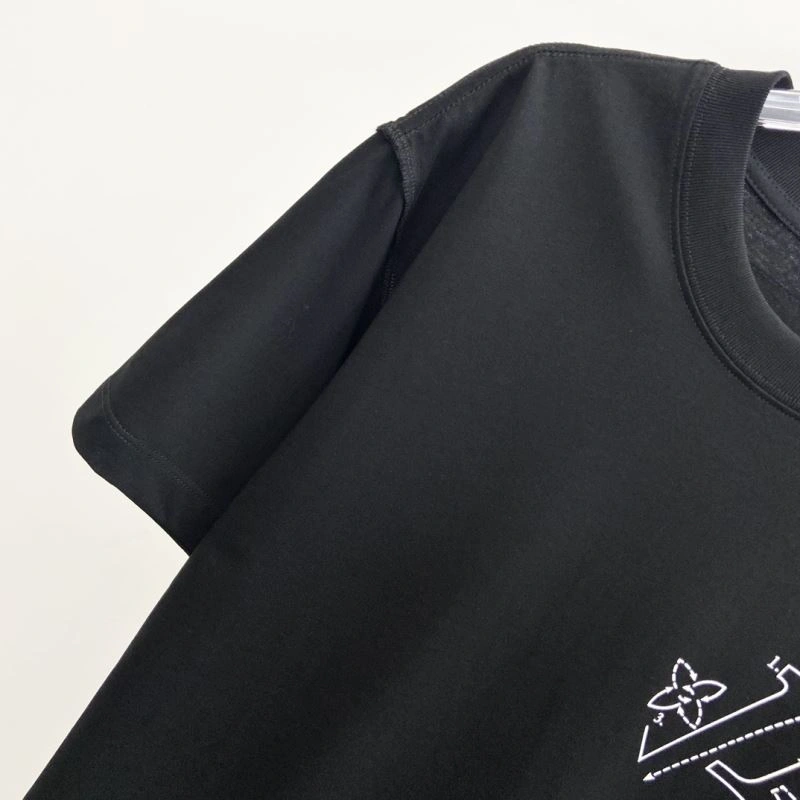 Louis Vuitton T-Shirts UrbanChic 133549