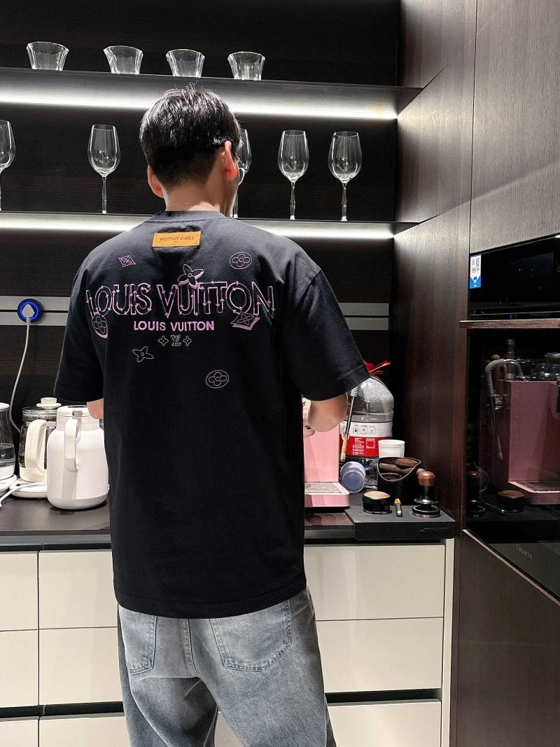 Practical Louis Vuitton T-Shirts 133467