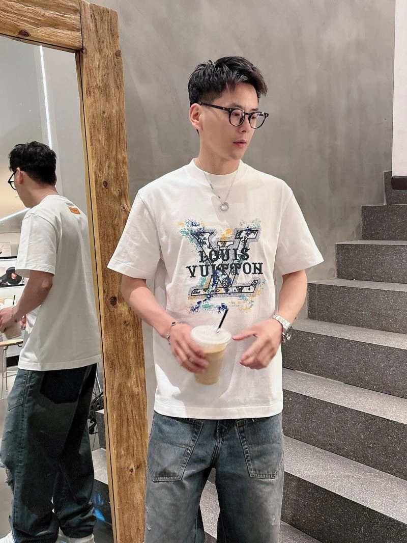 Seasonal Louis Vuitton T-Shirts 133417