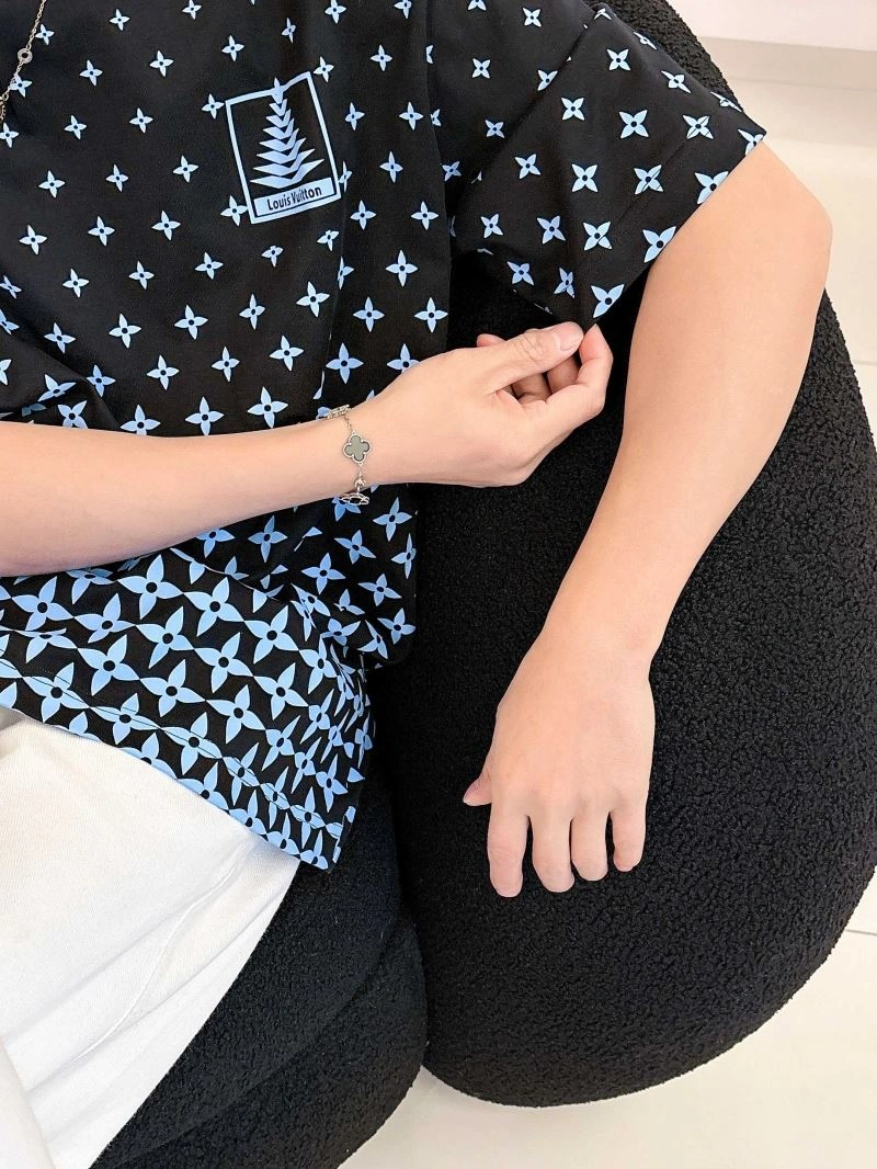 Louis Vuitton T-Shirts Trendy 133379