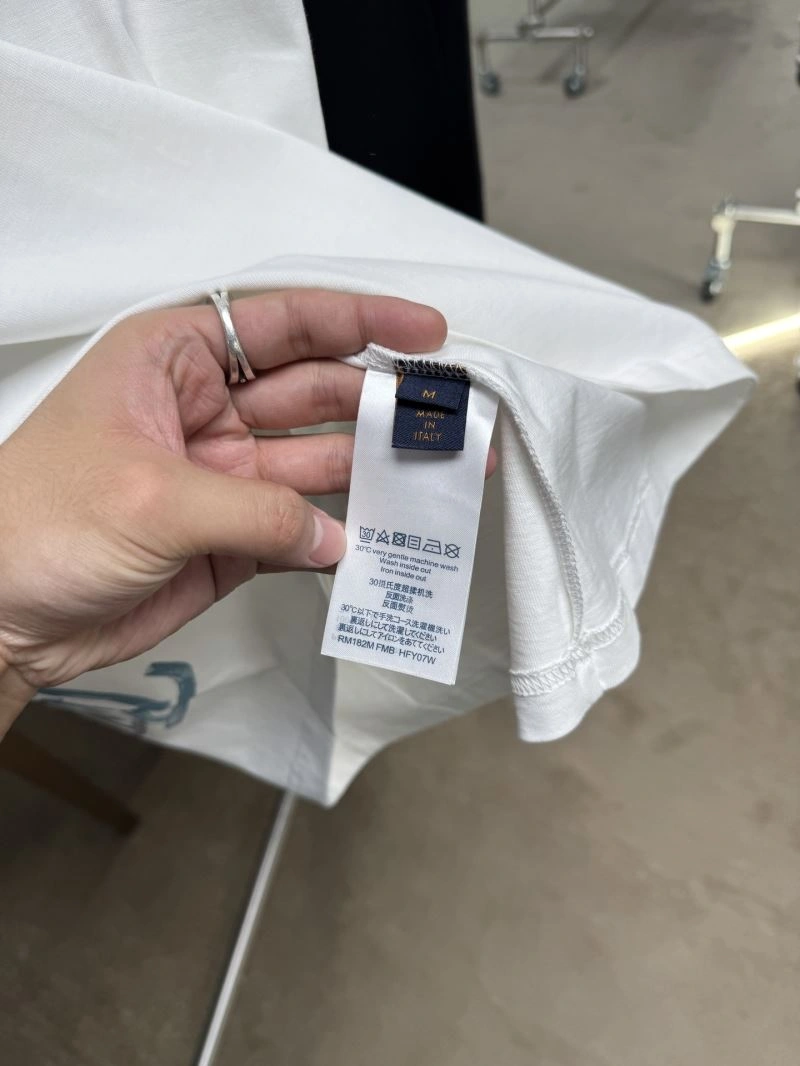 Premium Louis Vuitton T-Shirts 133346