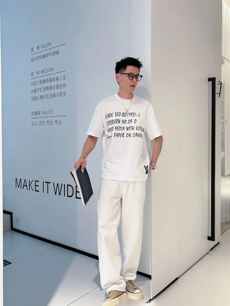 Contemporary Louis Vuitton T-Shirts 133341
