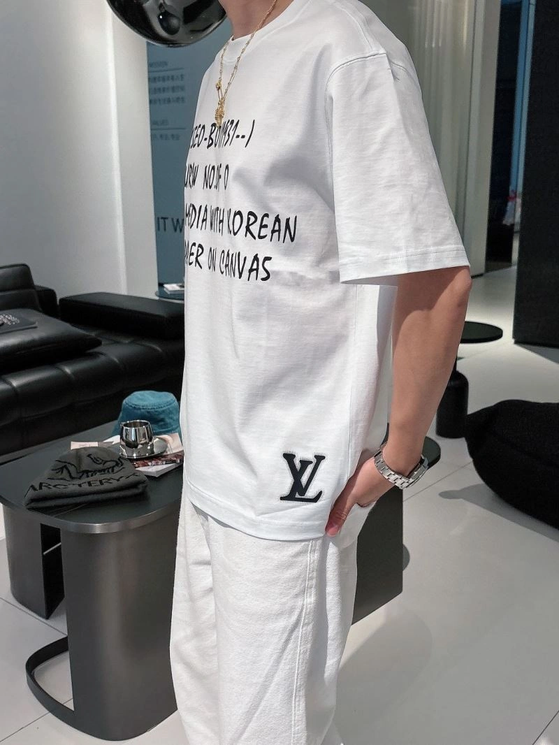 Contemporary Louis Vuitton T-Shirts 133341