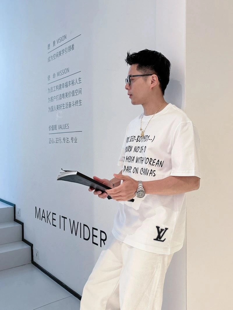 Contemporary Louis Vuitton T-Shirts 133341