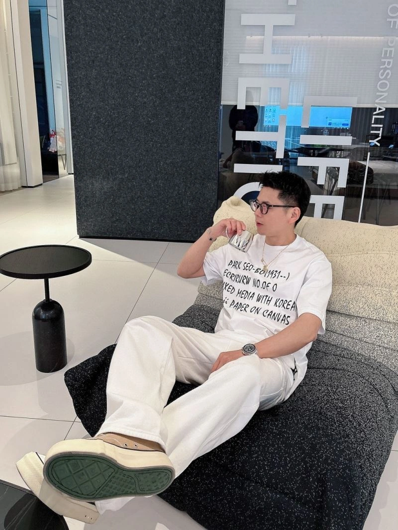 Contemporary Louis Vuitton T-Shirts 133341