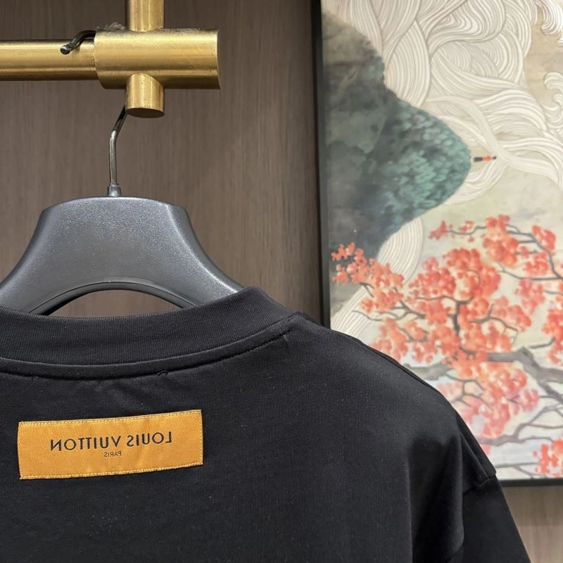 Refined Louis Vuitton T-Shirts 133339