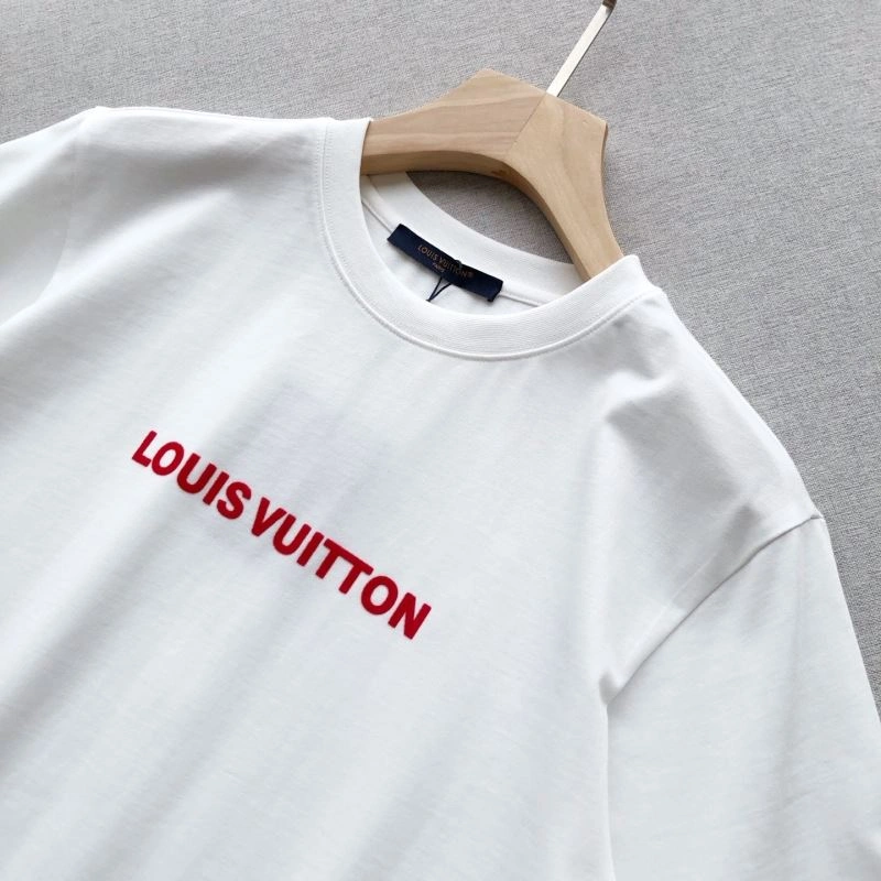 Functional Louis Vuitton T-Shirts 133328