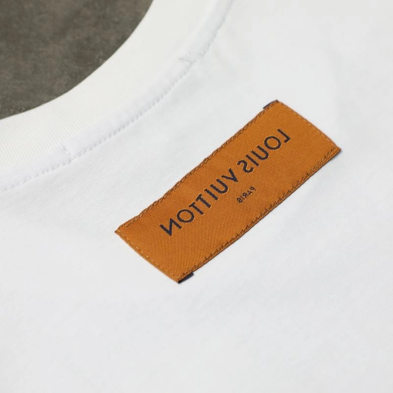 Elegant Louis Vuitton T-Shirts 133228