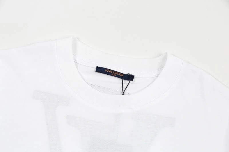 Louis Vuitton T-Shirts UrbanChic 132624