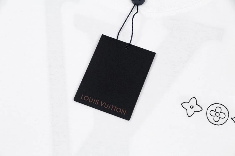 Louis Vuitton T-Shirts UrbanChic 132624