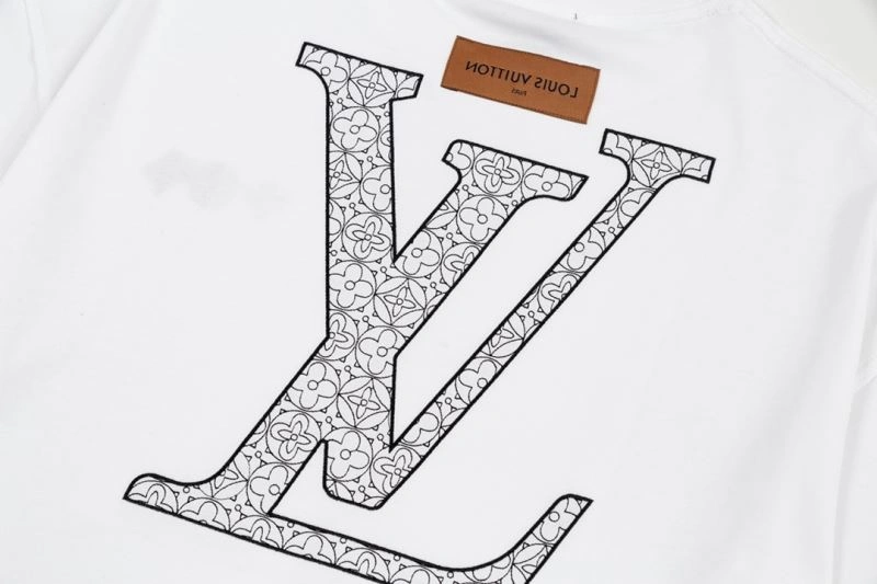 Louis Vuitton T-Shirts UrbanChic 132624