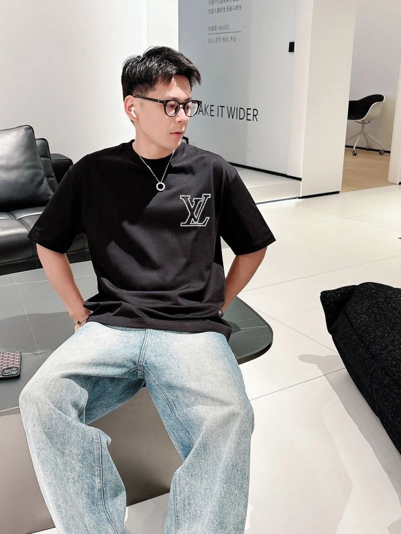 Vibrant Louis Vuitton T-Shirts 132501