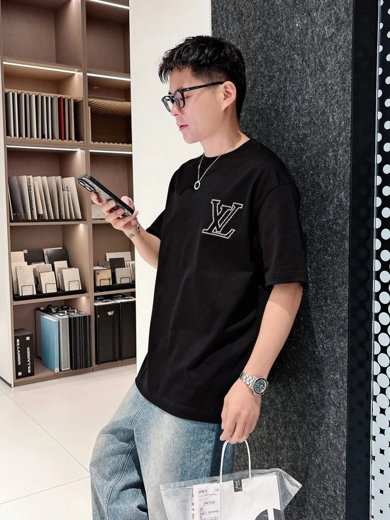 Vibrant Louis Vuitton T-Shirts 132501