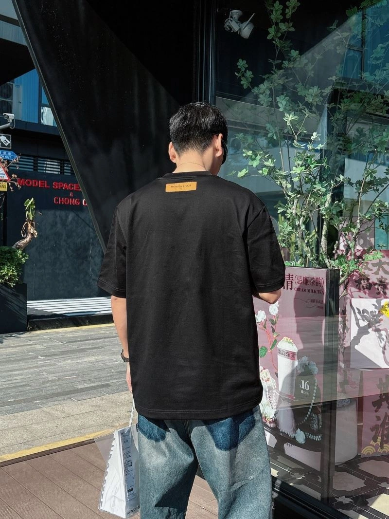 Louis Vuitton T-Shirts UrbanChic 132519