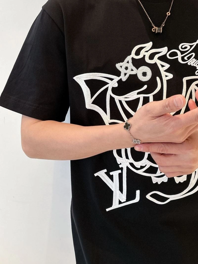 Contemporary Louis Vuitton T-Shirts 132486