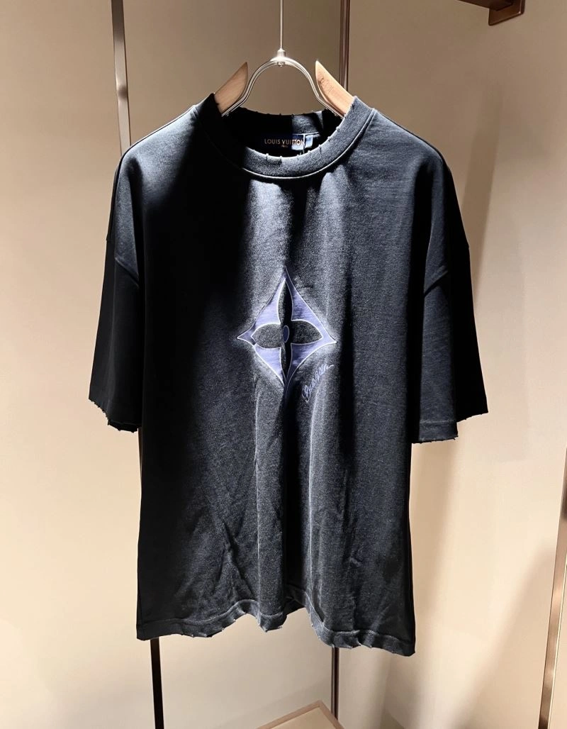 Trendsetting Louis Vuitton T-Shirts 132414