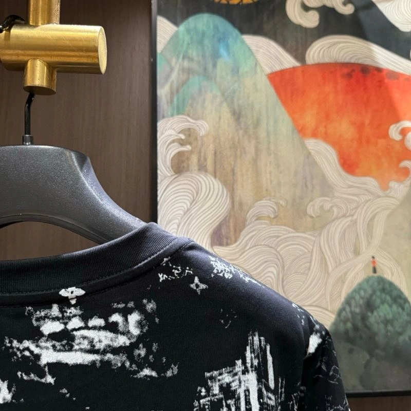 UrbanChic Louis Vuitton T-Shirts 132428
