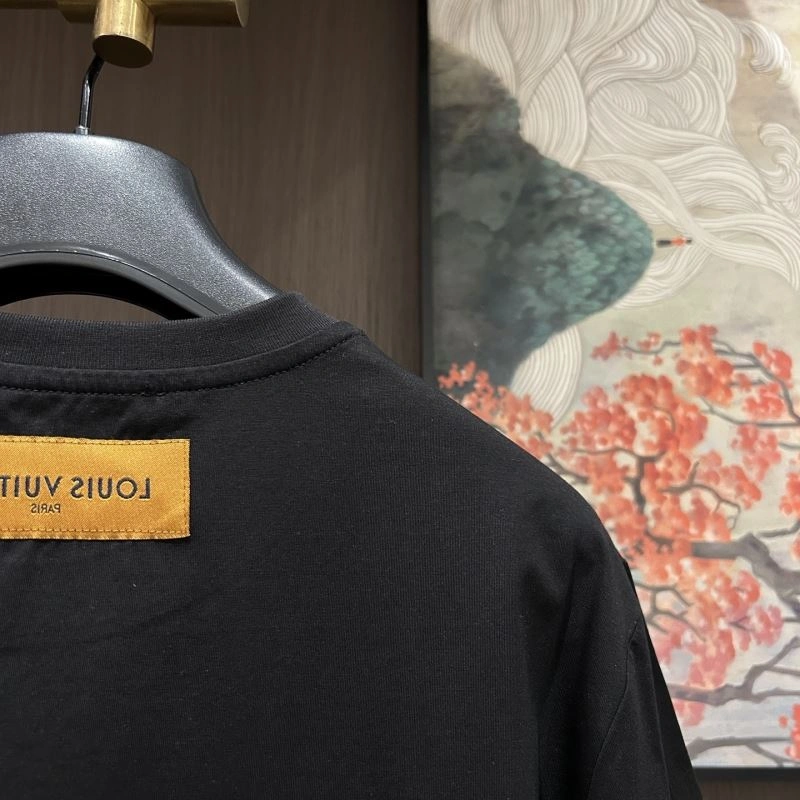 Elegant Louis Vuitton T-Shirts 132421