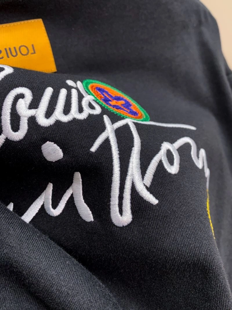 Snug Louis Vuitton T-Shirts 132334