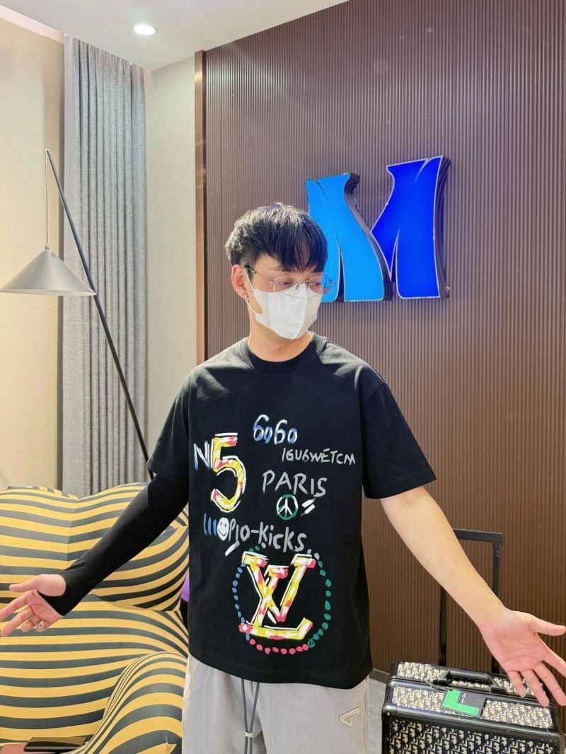 Louis Vuitton T-Shirts Elegant 132292