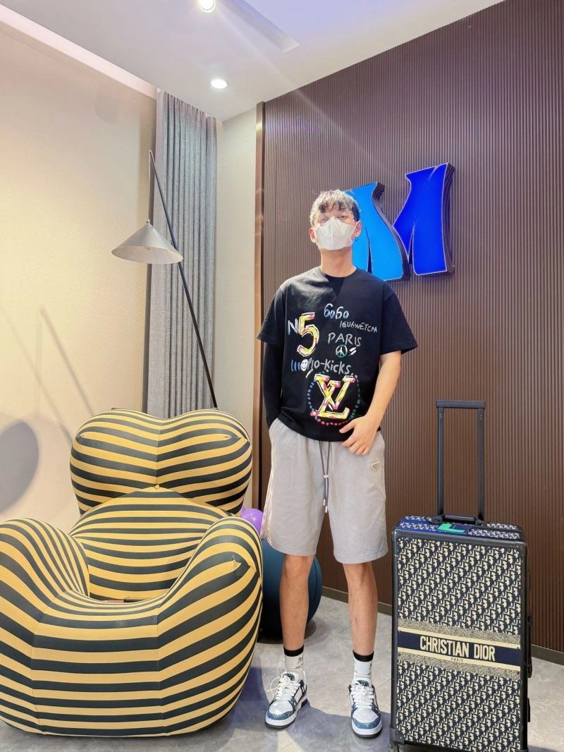 Louis Vuitton T-Shirts Elegant 132292