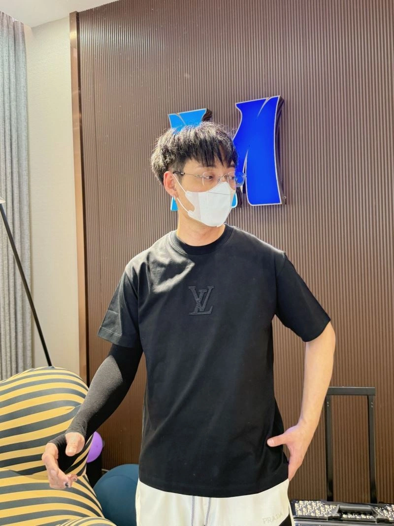 Tailored Louis Vuitton T-Shirts 132287