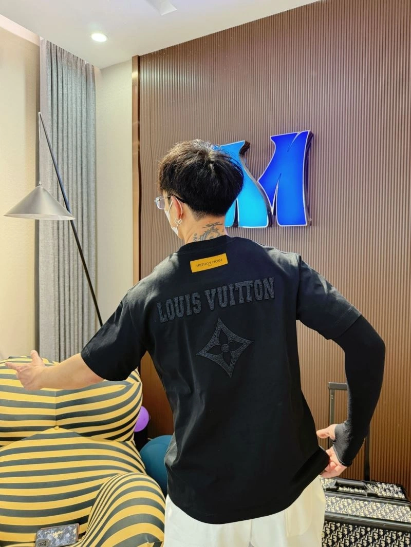 Tailored Louis Vuitton T-Shirts 132287