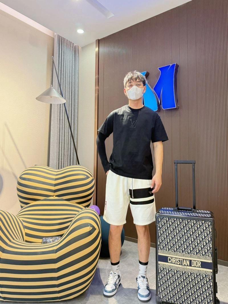 Tailored Louis Vuitton T-Shirts 132287