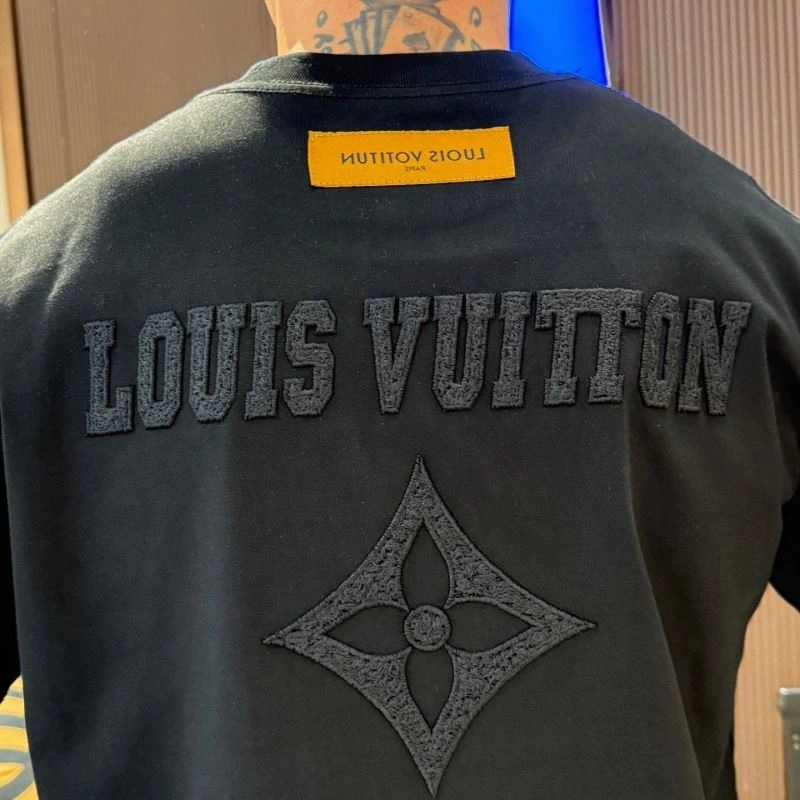 Tailored Louis Vuitton T-Shirts 132287