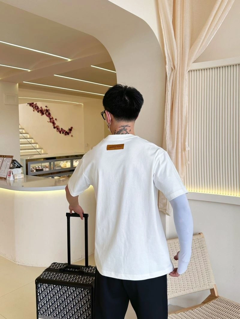 Louis Vuitton T-Shirts Chic 132272