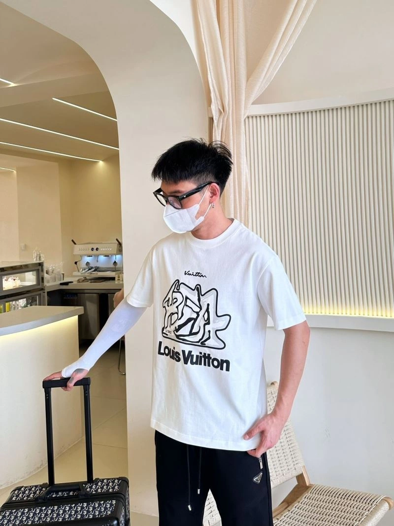 Louis Vuitton T-Shirts Chic 132272