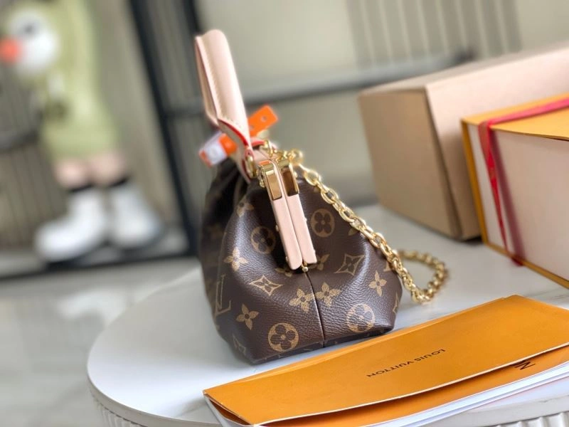 RelaxedFit Louis Vuitton Top Handle Bags 93908