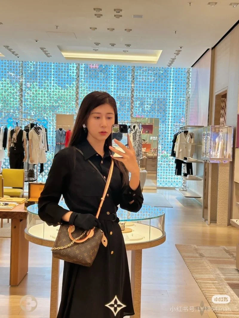 Vibrant Louis Vuitton Top Handle Bags 39375