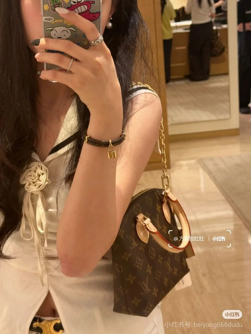Vibrant Louis Vuitton Top Handle Bags 39375